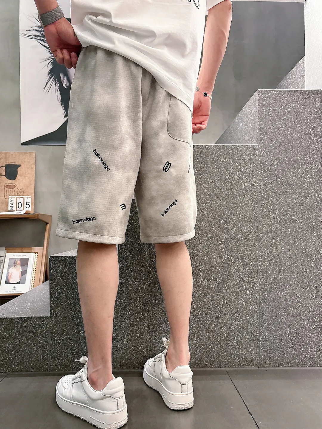 Balenciaga's three-standard complete 2026 summer New Arrival men's casual shorts, advanced custom-made Breathable fabric, Breathable fabric, extremely stretchy and comfortable, impeccable details, top-grade accessories, original logo design concept, delicate and soft feel! The upper body fit is awesome! Size: M-XXXL Please state your height and weight when ordering